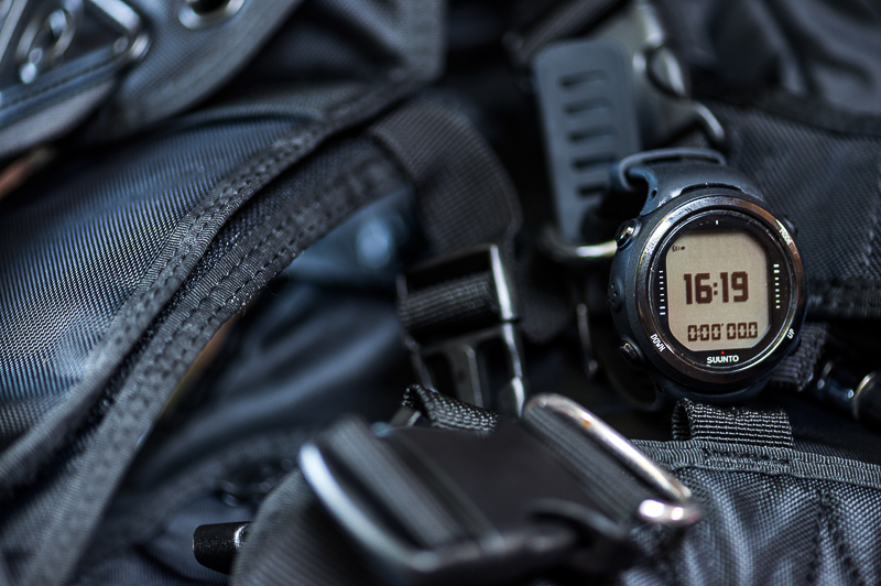 Suunto D4i Novo Black action1