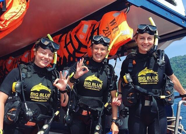 3 female scuba divers