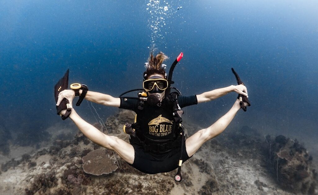 underwater splits while neutrally buoyant