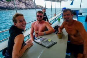 Dive Instructor briefing their students