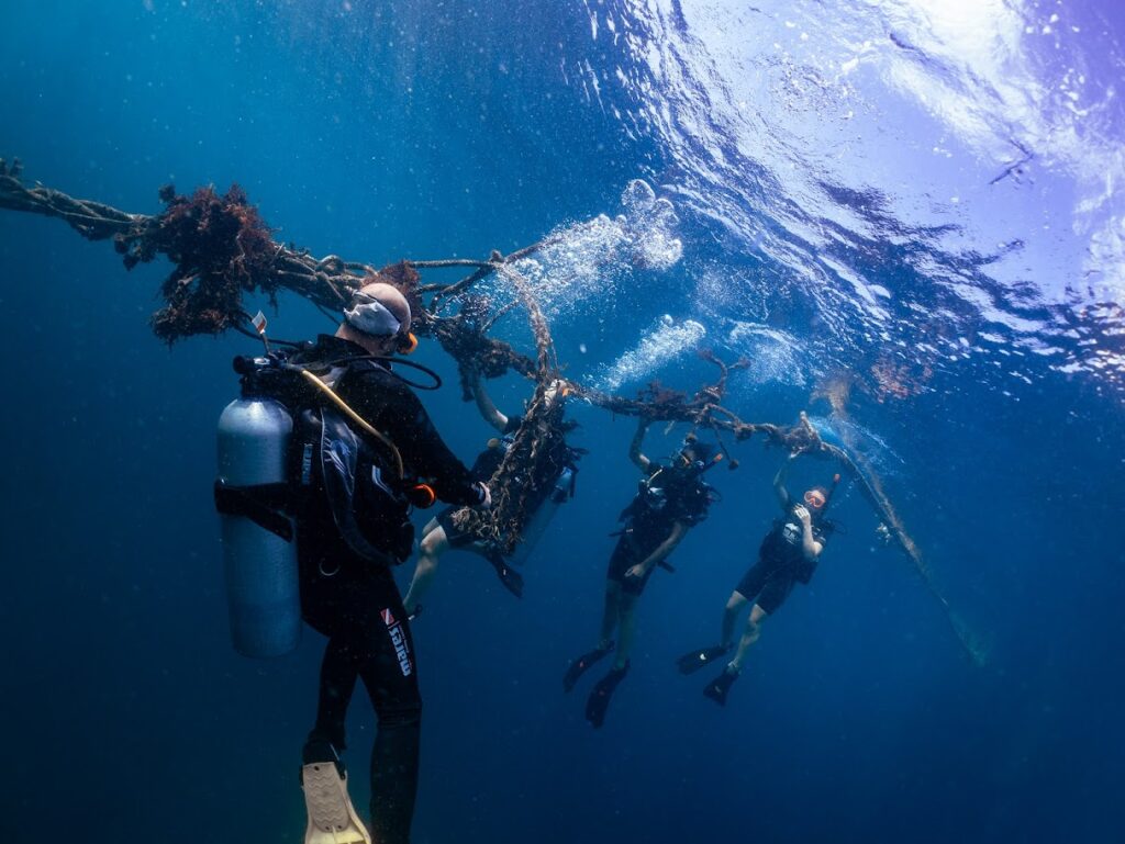 Open Water students starting first ocean dive from Koh Tao boat